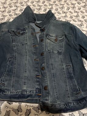 Time and Tru Medium Wash Denim Jacket in Blue